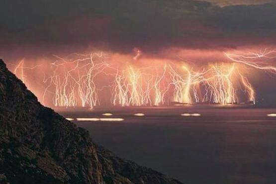 【画像】イギリスを襲った想像を絶する雷雨がスゴすぎる