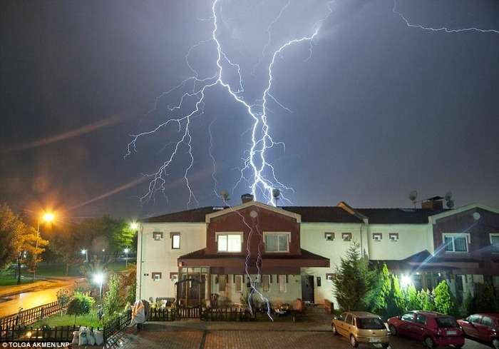 【画像】イギリスを襲った想像を絶する雷雨がスゴすぎる