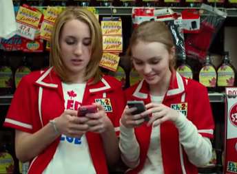 ジョニー・デップの娘、リリー・ローズ(15歳)が映画デビュー！