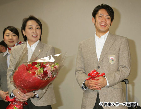 高橋大輔選手にキスをした橋本聖子氏を知る関係者、セクハラ説を一笑「キス魔だと聞いたことない。酒が入って悪ノリしたんでしょう」