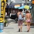 悪化する海水浴場のマナー　生着替え、過度な接触行為に盗撮