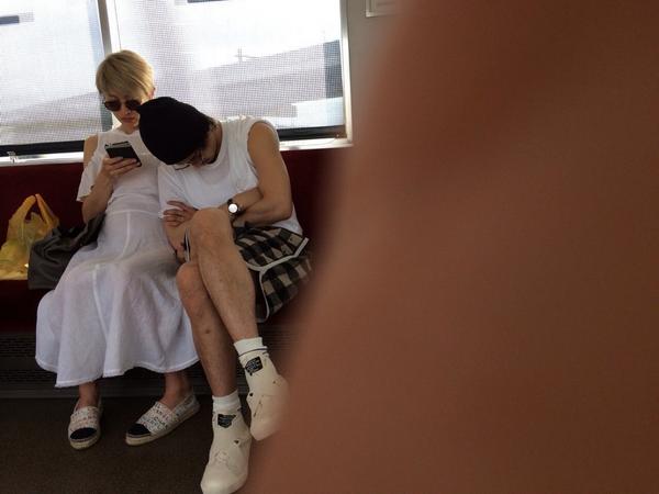 電車に乗ってる小栗旬と山田優が盗撮される
