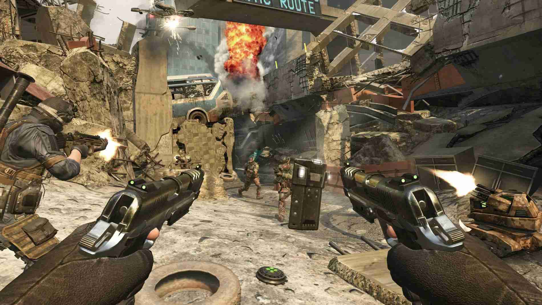 戦争がテーマのビデオゲームをしたがる10歳と11歳の息子たちに本物の戦争を見せるため、父親が中東へ連れていく