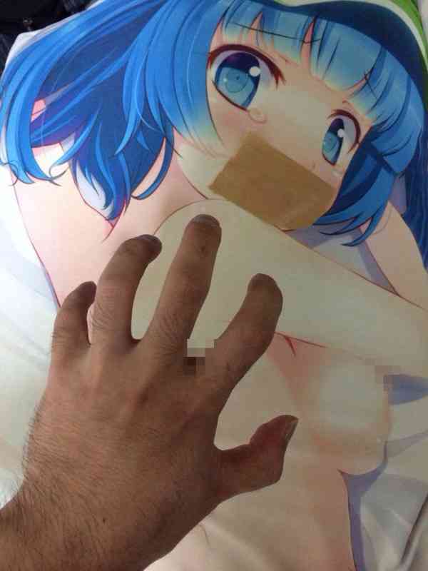 【閲覧注意】抱き枕カバーにガムテープ貼るとエロ過ぎワロタｗｗｗｗｗｗｗｗｗｗ：キニ速