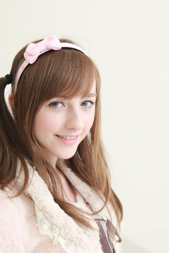 「日本でアイドルが夢」AKB48渡辺麻友に憧れるドイツのコスプレ美女