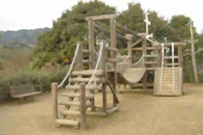 ＜遊具事故＞首に巻き付いたひも　神戸の重体男児が死亡