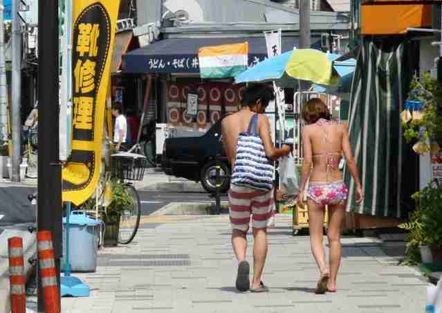 水着で海水浴場周辺の街歩き・入店は迷惑？商売だから仕方ない？神戸・須磨、マナー悪さに苦慮