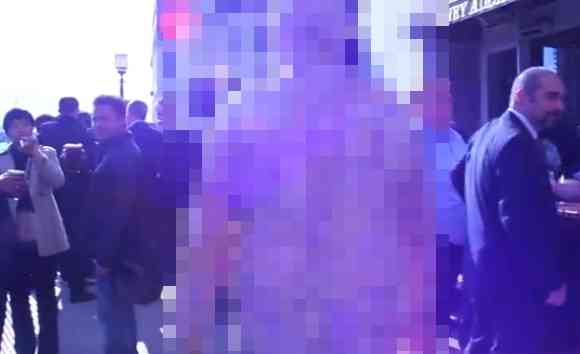 【超絶閲覧注意動画】鶏皮をつなぎ合わせたスーツを着てロンドンの街中を歩く男性が色々な意味で恐ろしい / ネットの声「悪夢」 | ロケットニュース24
