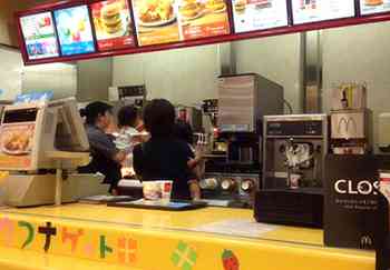 マクドナルドでまた衛生問題が発覚！私服の親子を厨房へ入れバーガーやドリンクの用意を体験させる