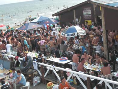 利用客激減…湘南ビーチの規制強化「浜辺で酒も飲めない音楽も聞けない。こんなビーチに誰が来ますか？」