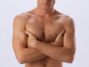 この夏、胸毛をビキニ風に剃る男たちが熱い