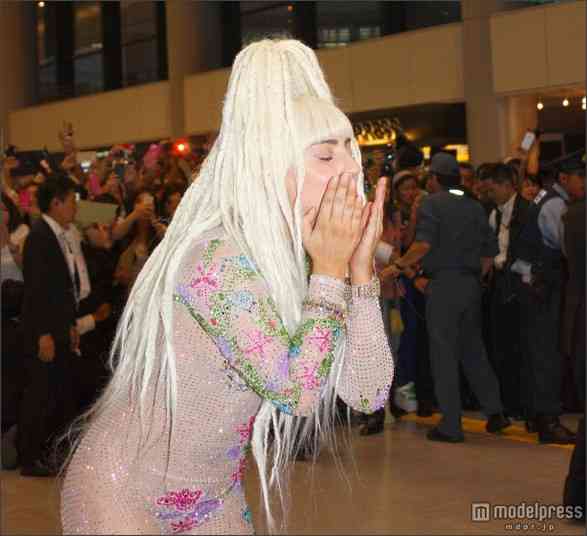 レディー・ガガ、全身シースルー衣装で来日!