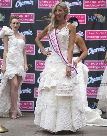 NYでトイレットペーパー製『ウエディングドレス』のコンテストが開催される