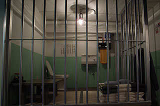 受刑者は女性…ピンクに塗り替えられた刑務所