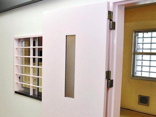 受刑者は女性…ピンクに塗り替えられた刑務所