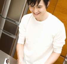 女子に聞く！ 女性が稼いで男性を養う「専業主夫」について、どう思う？