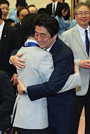 【動画あり】安倍総理、浅田真央さんとハグのハプニング？にファンの反応は？感想まとめ | ツイこれ