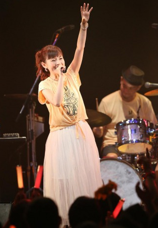 安倍なつみ、33歳の誕生日ライブ「感動しちゃう」