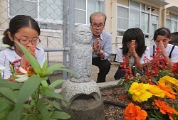広島原爆の日:校庭の地蔵に「ごめん」　救えなかった女児 - 毎日新聞