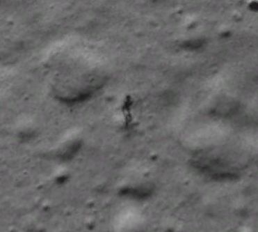 エイリアンの月面基地を発見か