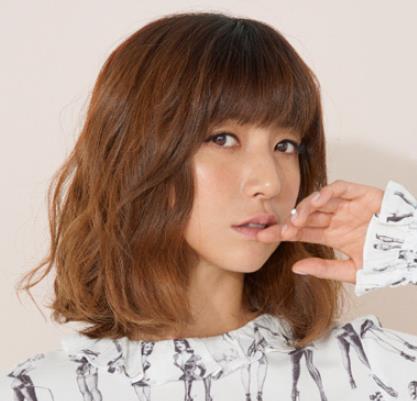 hitomi、妊娠6カ月の水着姿を披露「お腹ぽっこり」