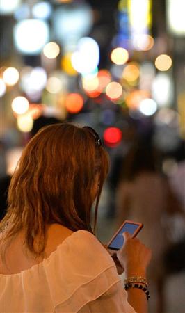「歩きスマホ」は無防備のサイン…マナー問題だけじゃない犯罪被害も誘発