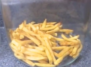   【検証映像】マクドナルドのポテトを “１０週間放置” した結果、ヤバイことに！！ - ViRATES [バイレーツ]