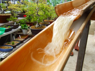 ネットで話題「そうめん流す意味」