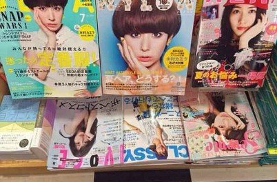日本の若い女性の自撮り「虫歯ポーズ」が海外で拡散