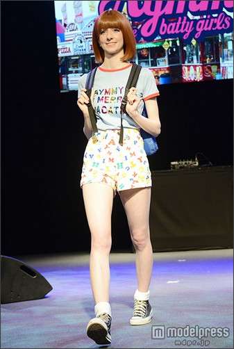 「日本でアイドルが夢」AKB48渡辺麻友に憧れるドイツのコスプレ美女