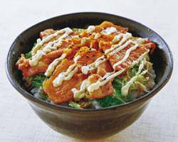 皿に盛ったご飯に卵割って混ぜて豚肉乗せてキャベツ盛ってドーン - まめ速