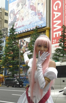 「日本でアイドルが夢」AKB48渡辺麻友に憧れるドイツのコスプレ美女