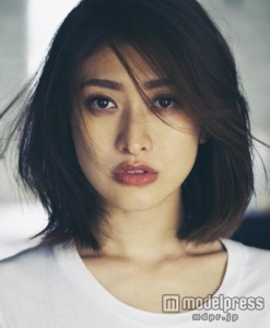 電車に乗ってる小栗旬と山田優が盗撮される