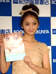 オーランド・ブルーム、佐々木希の“美顔”絶賛!本人思わず赤面