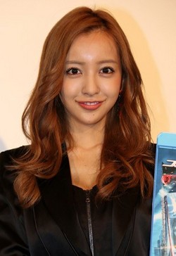 『志村けんのバカ殿様』でも演技酷評なのに…板野友美「ハリウッドで映画に」発言が波紋