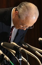 朝日新聞:「慰安婦」「吉田調書」…社長、誤報認め謝罪 - 毎日新聞