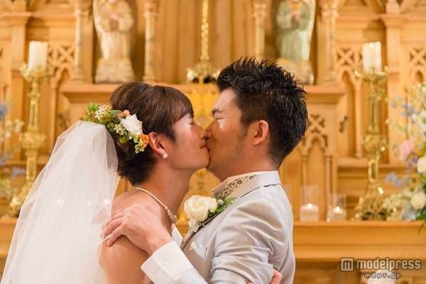 岡田将生、ウエディングドレスで男性とキス - モデルプレス