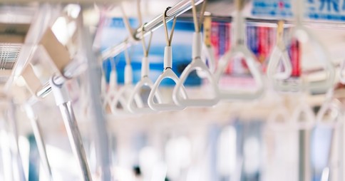 20代の19.7％が電車でつり革を触らないことが判明！「若者のつり革離れ」兆候か – しらべぇ ｜ 気になるアレを大調査ニュース！
