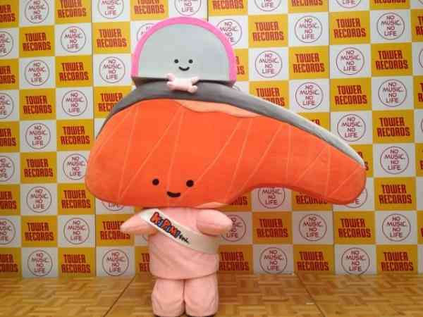 サンリオのしゃけの切り身のキャラクター「KIRIMIちゃん.」、タワレコ渋谷で身を揺らす - モデルプレス