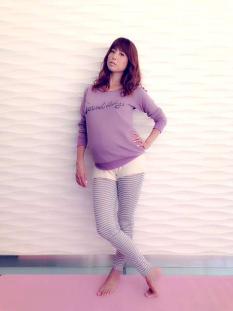 妊娠8ヶ月のhitomi、ふっくらお腹で美脚披露　スタイルキープや美容を語る