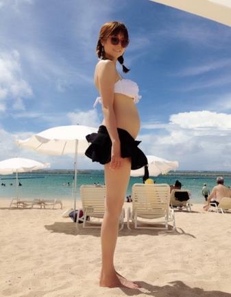 妊娠8ヶ月のhitomi、ふっくらお腹で美脚披露　スタイルキープや美容を語る