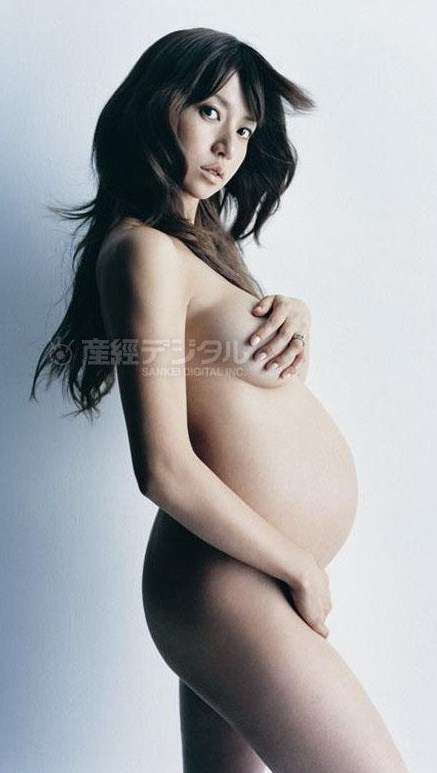 妊娠8ヶ月のhitomi、ふっくらお腹で美脚披露　スタイルキープや美容を語る