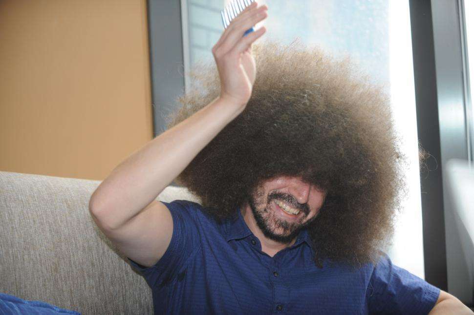 ギネス認定された世界最大のアフロヘアーの男性をご覧くださいｗ