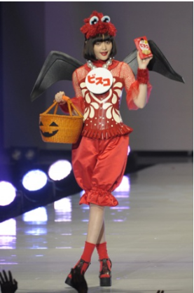 人気急上昇モデル・玉城ティナ、小悪魔風衣装でキュートに変身