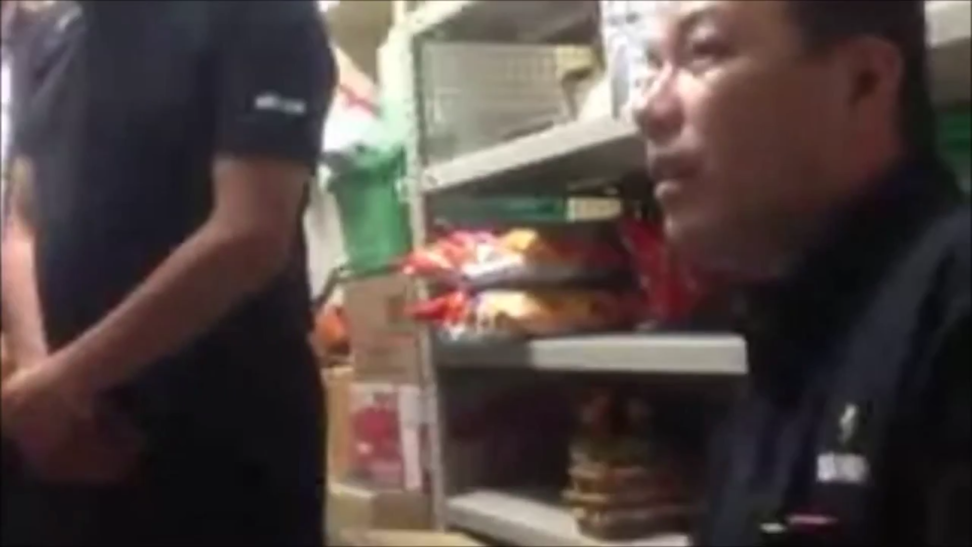 ファミマ店員が暴れた客に土下座をさせられる…ネットに画像・動画流出で大炎上