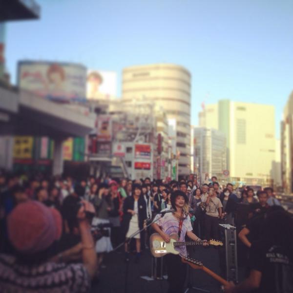 ロックバンド・アルカラが新宿でゲリラライブを行った結果…ｗｗ