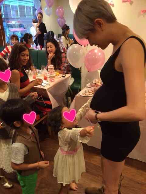 妊娠8ヶ月のhitomi、ふっくらお腹で美脚披露　スタイルキープや美容を語る