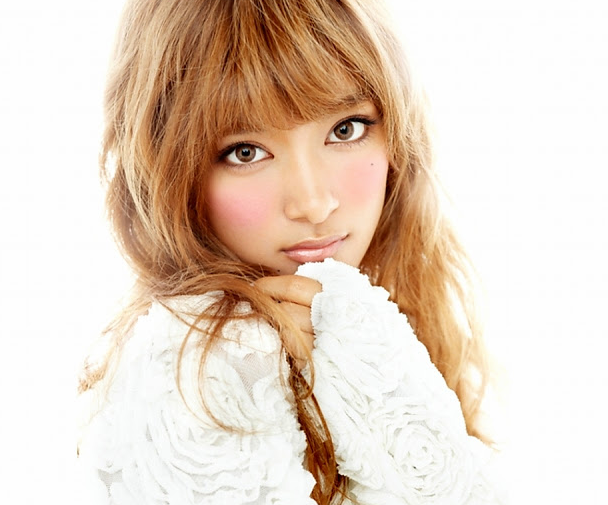 May J.に整形疑惑が浮上、数年前まで青山テルマ似だった?