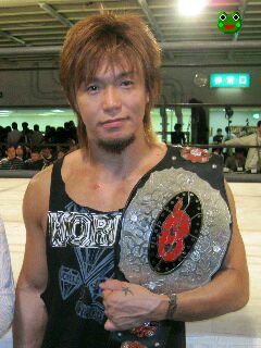 「プロレス女子」が急増、入門書や「女子会」…会場ではイケメンレスラーに熱烈声援