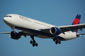 新婚旅行中に飛行機で泥酔した日本人客、CAを殴る…「土下座」では済まず、最悪懲役20年も